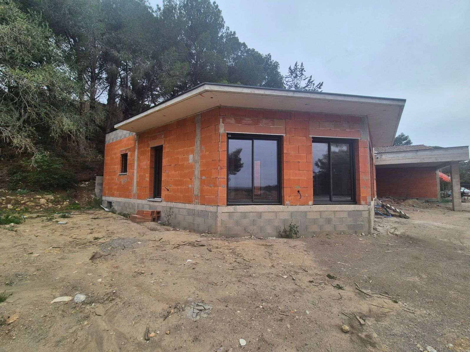 Maison en briques à toit plat, menuiseries posées