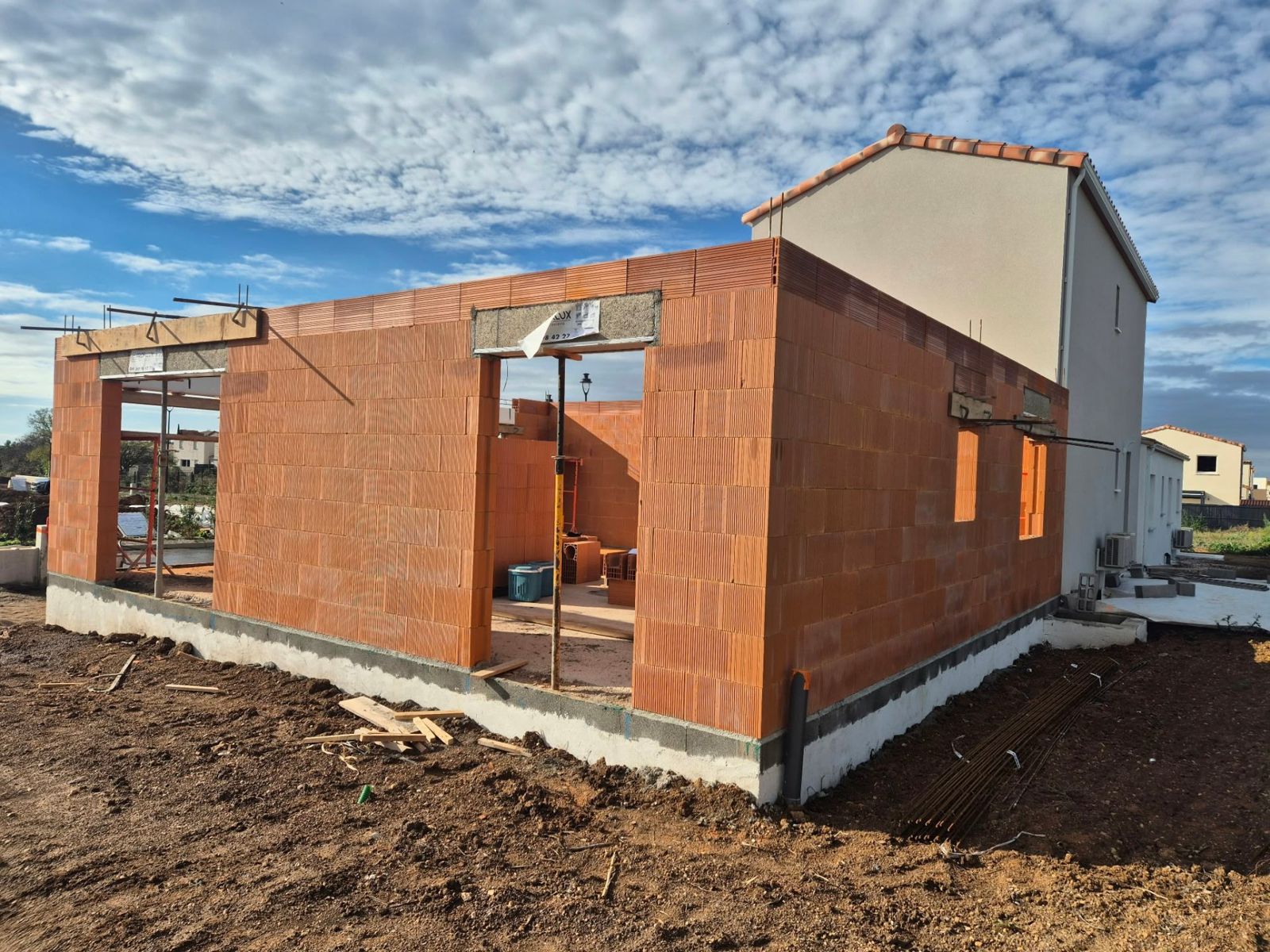 Maison en briques montée jusqu'en haut des murs