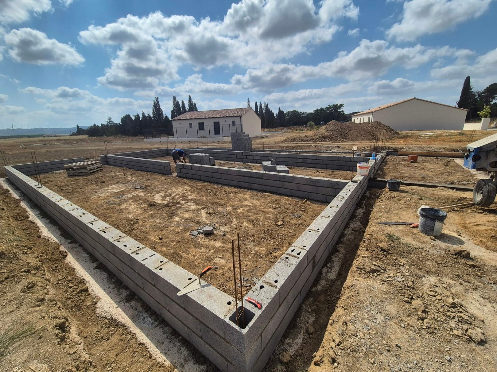 Soubassement en blocs béton monté sur les fondations