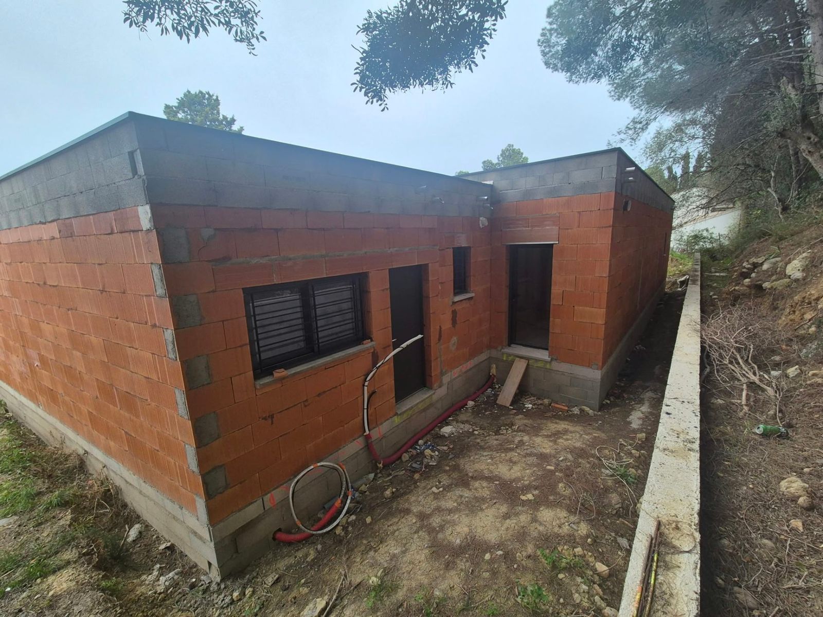 Maison en briques avec menuiseries posées