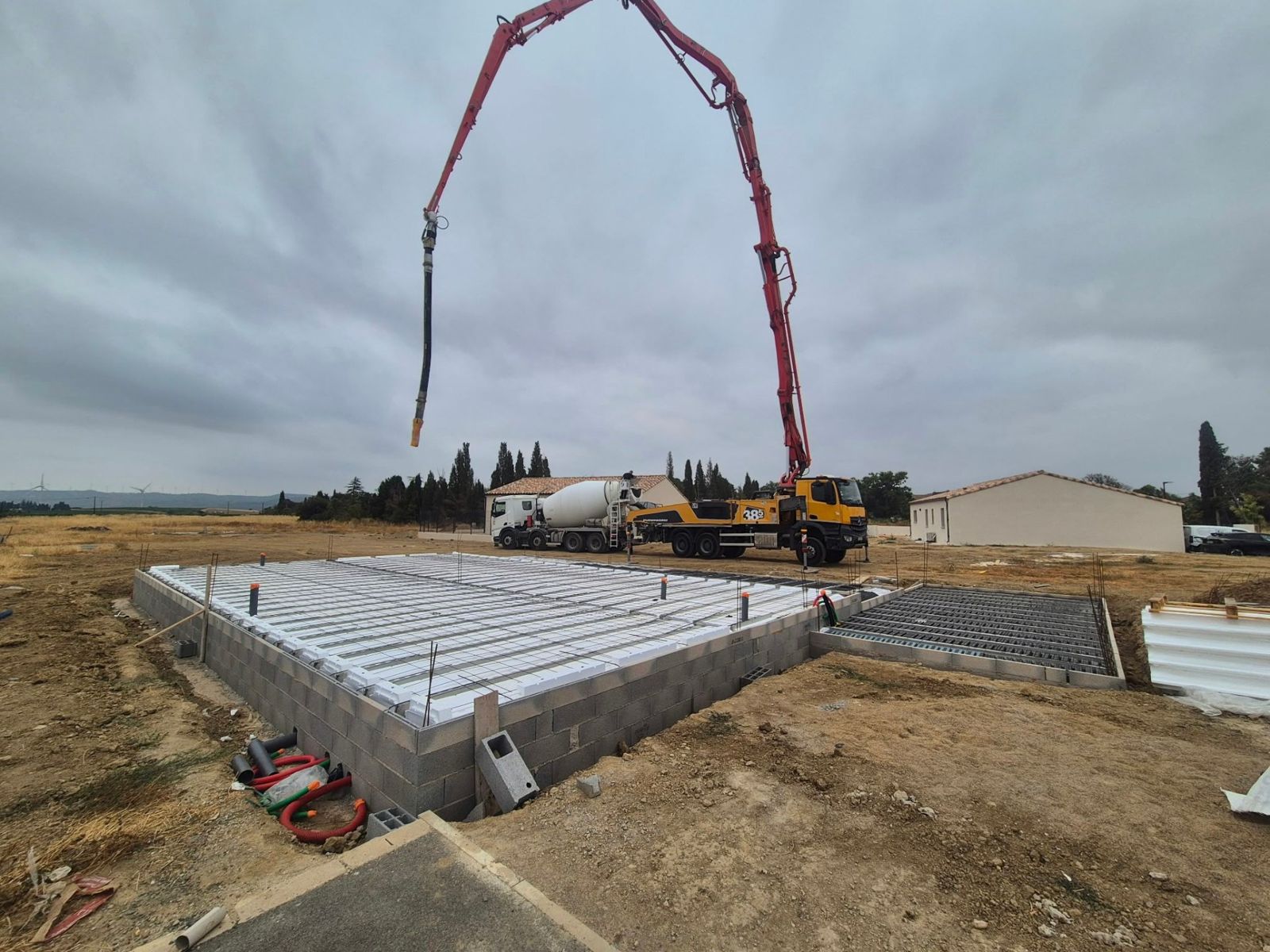 Coulage du plancher à la pompe à béton