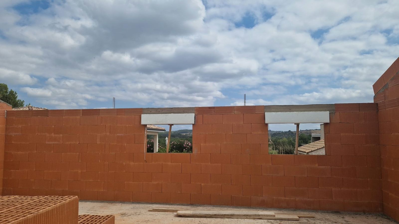 Mur en briques avec ouvertures et linteaux