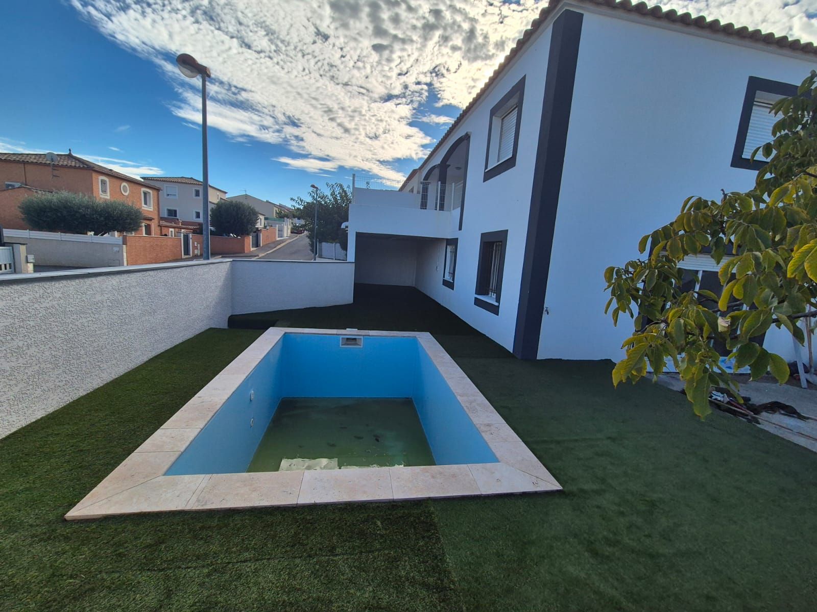 Piscine maçonnée au pied d'une maison neuve