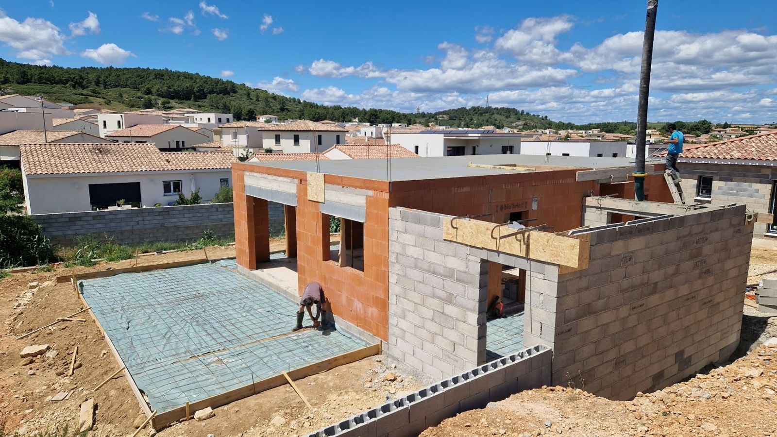Dalle et murs en blocs béton pour une extension