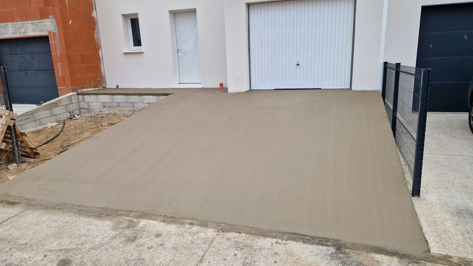 Dalle béton d'accès devant un garage