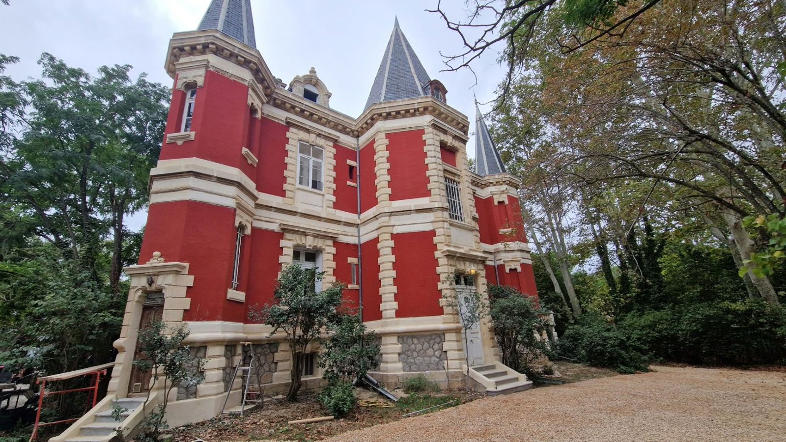 Façade de demeure à tourelles en briques rouges