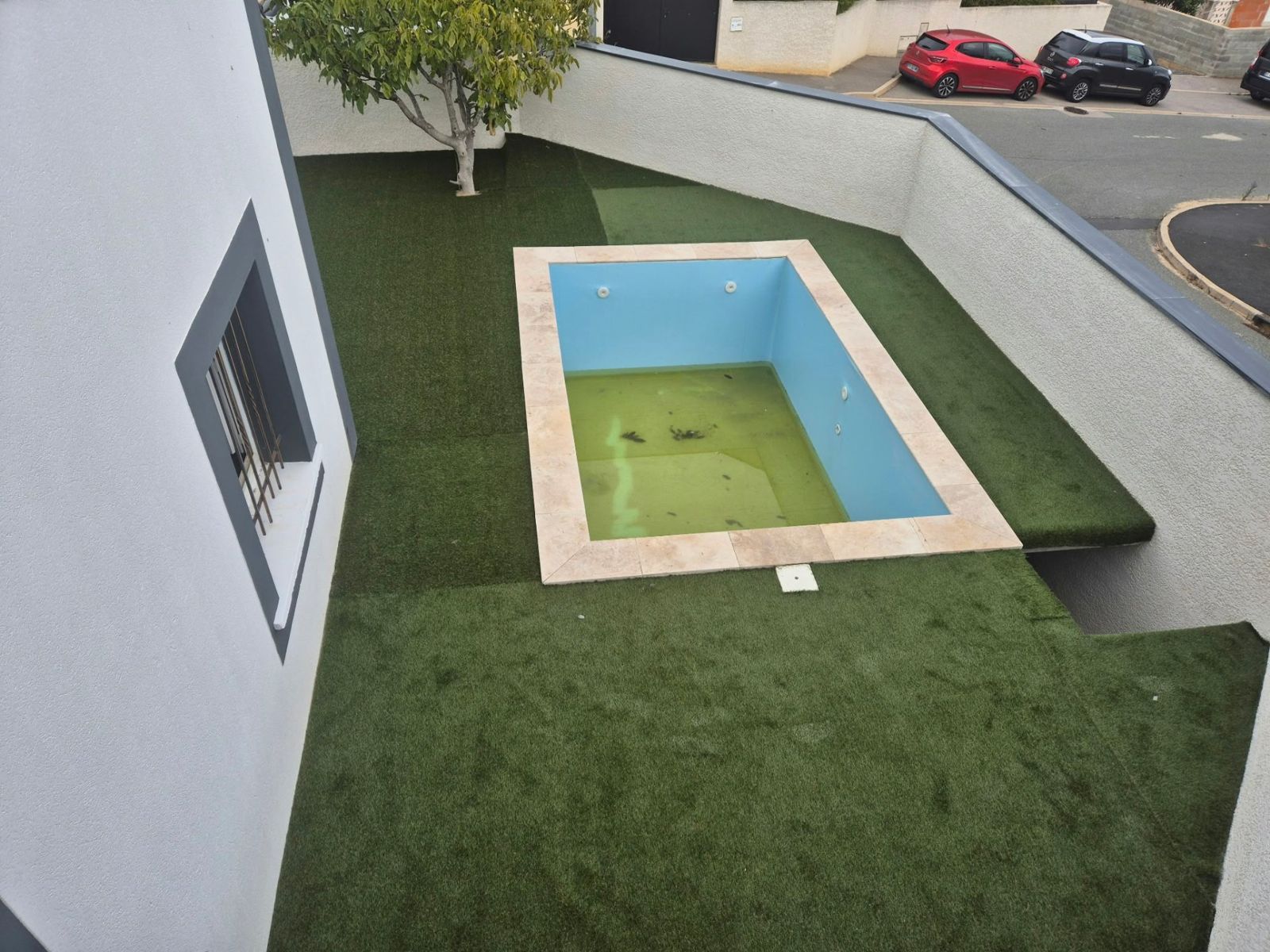Piscine maçonnée et jardin aménagé