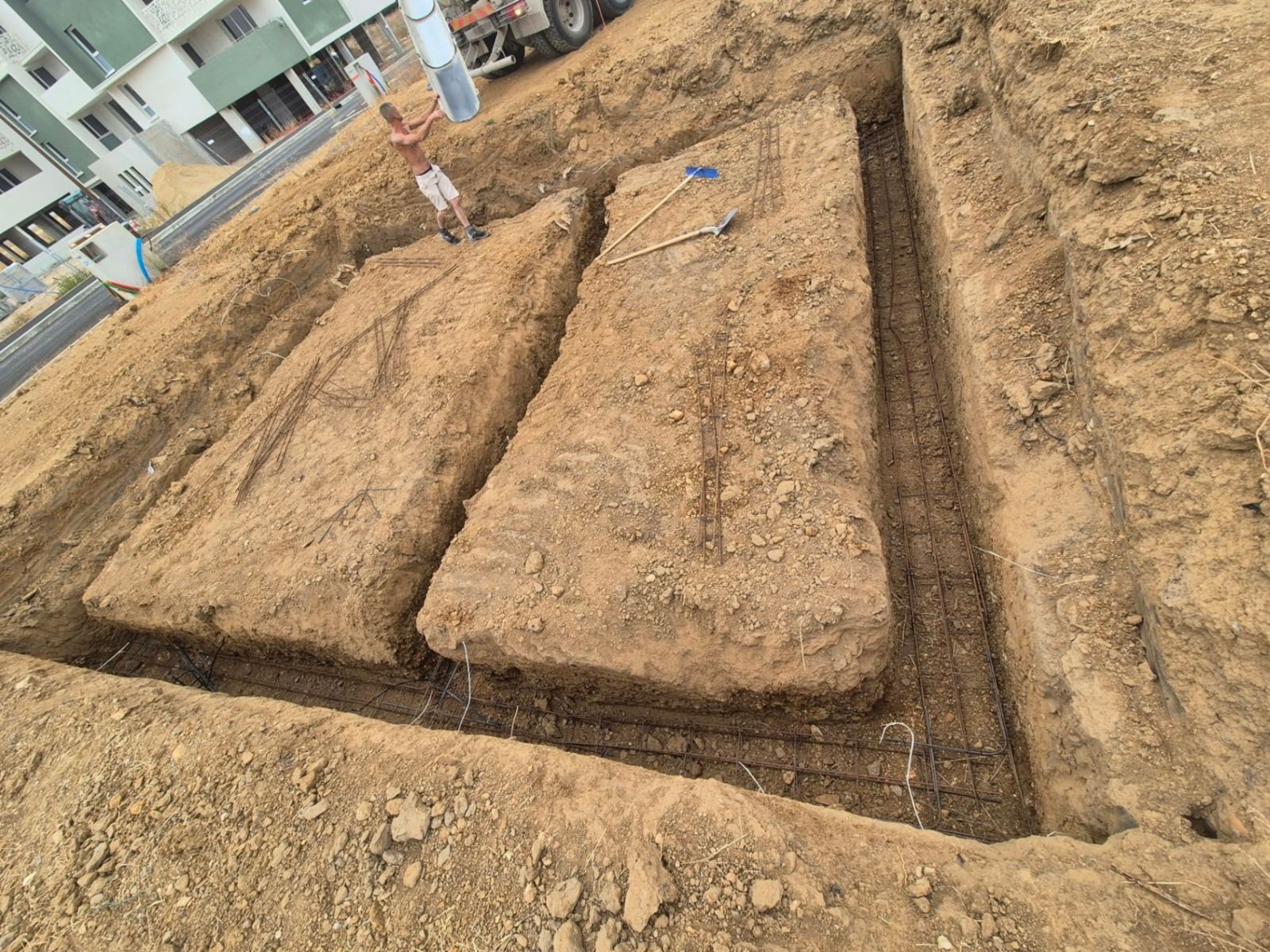 Fouilles de fondation avec armatures acier en place