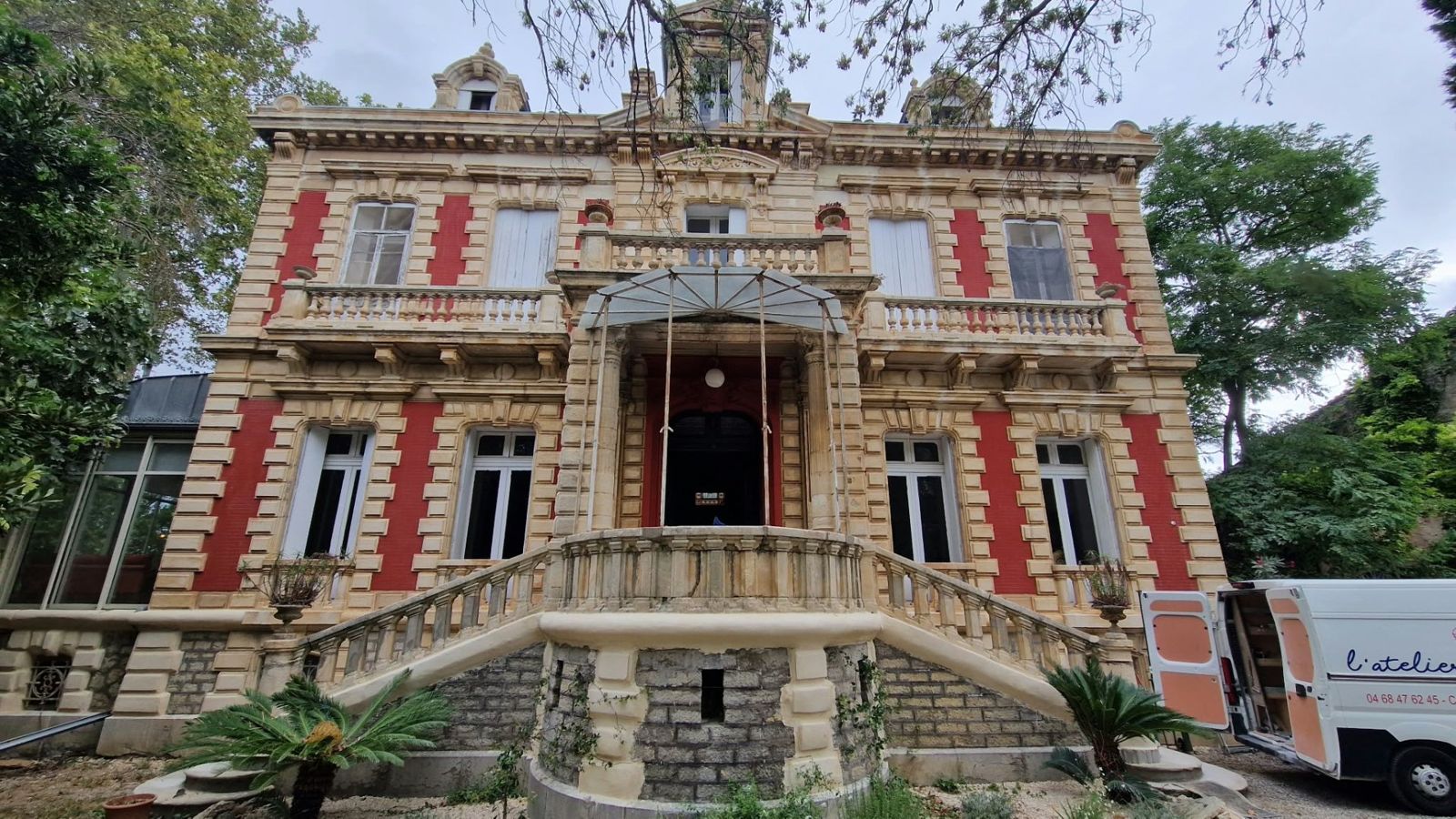 Façade de demeure ancienne en briques rouges et pierre