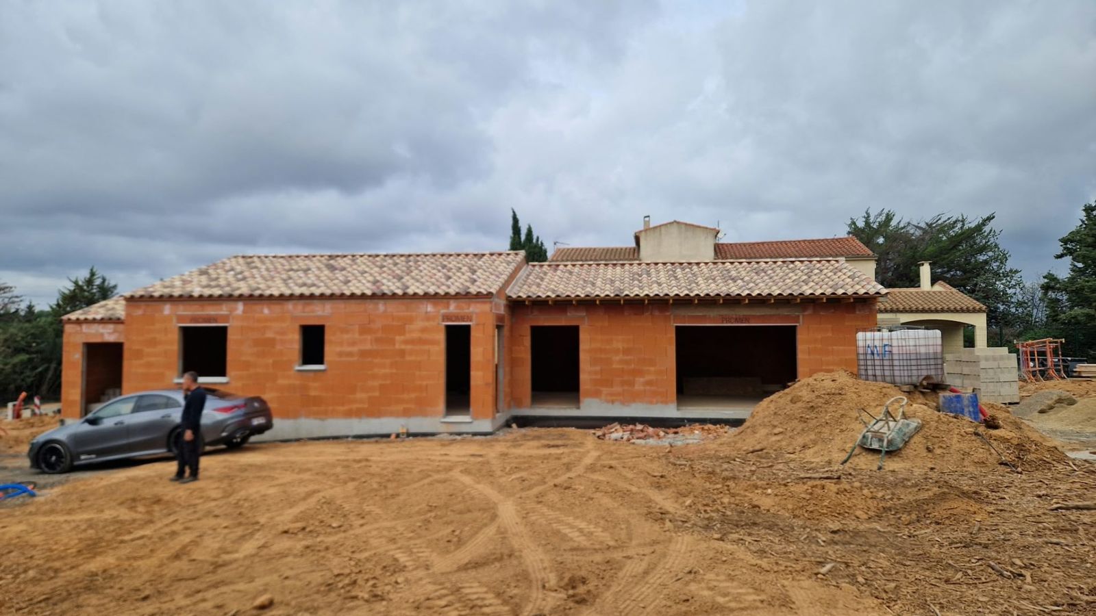Maison de plain-pied en briques couverte de tuiles