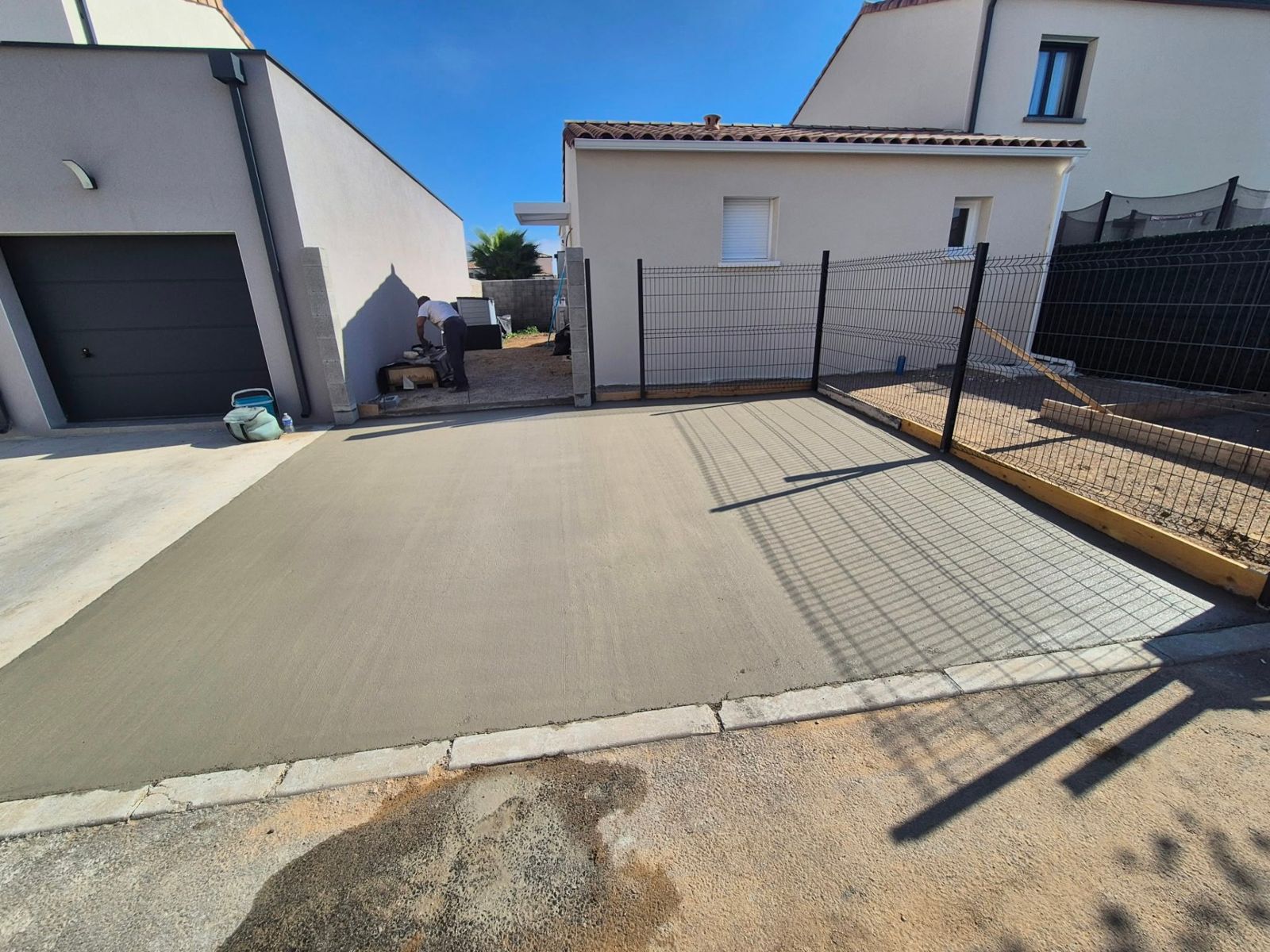 Accès en béton devant maison et garage